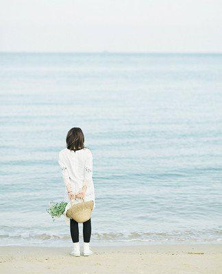 当一个迷人的美女从出租车上下来时