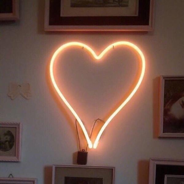 一根像玉石的香蕉嵌在天空中并摇曳