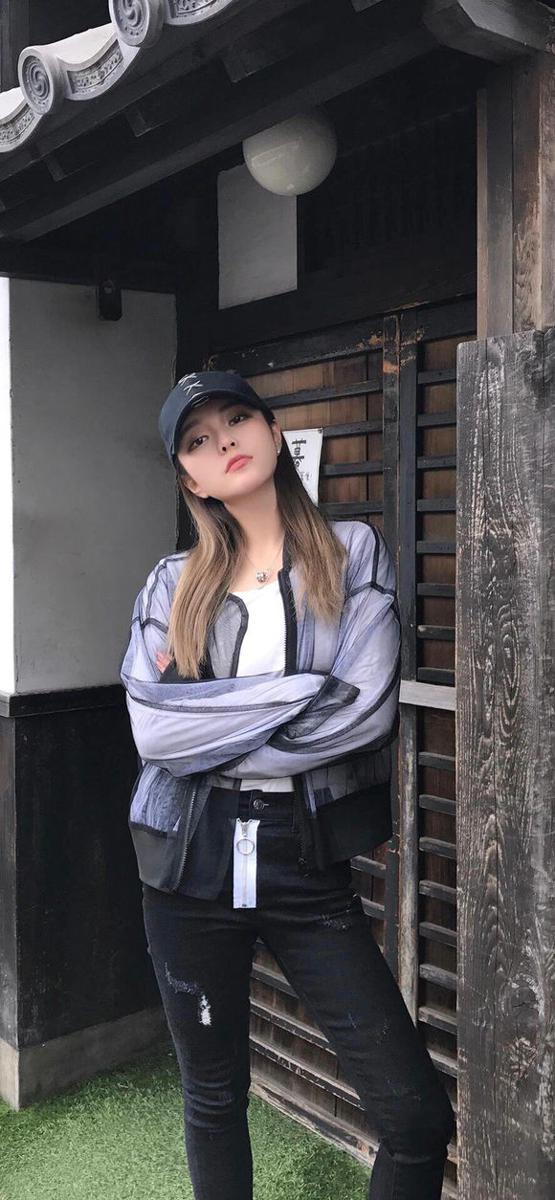 湛蓝的蓝天上点缀着无数小星星