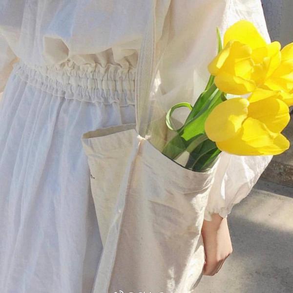 他称赞梅花在雪地中骄傲地站立