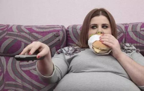 奔跑的身影闪烁着快乐的光辉​​