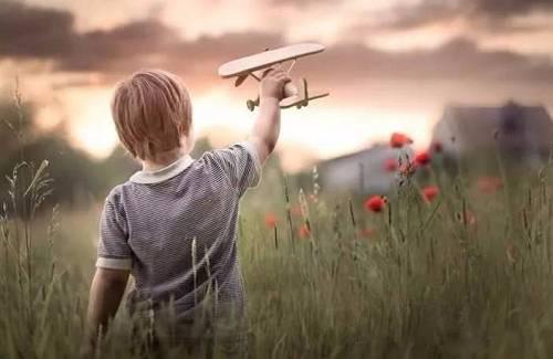 一个软弱的人只会摔跤