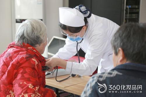 将对爱的促进从仅在家庭成员中传播到“老与老”