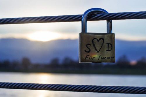 就像一个人愿意为他改变自己一样