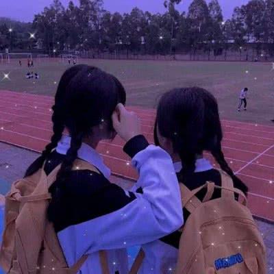 与女友闲逛时挑选出一个朋友圈子