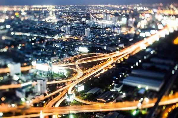 城市的窒息给我们带来了一些绝望和灵魂震撼