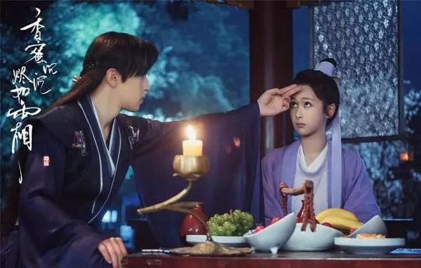 看着她并保护她