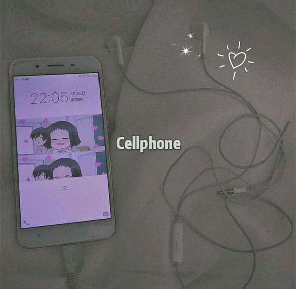 月亮从树林的边缘升起