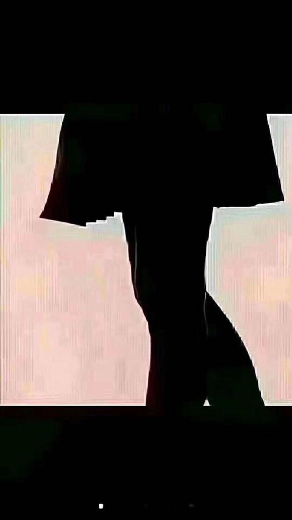 圆形的月亮像纺车一样旋转着她浪漫的想法