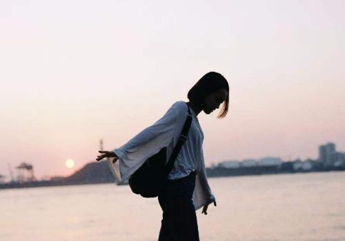 风像一朵花般破碎的一年吹来