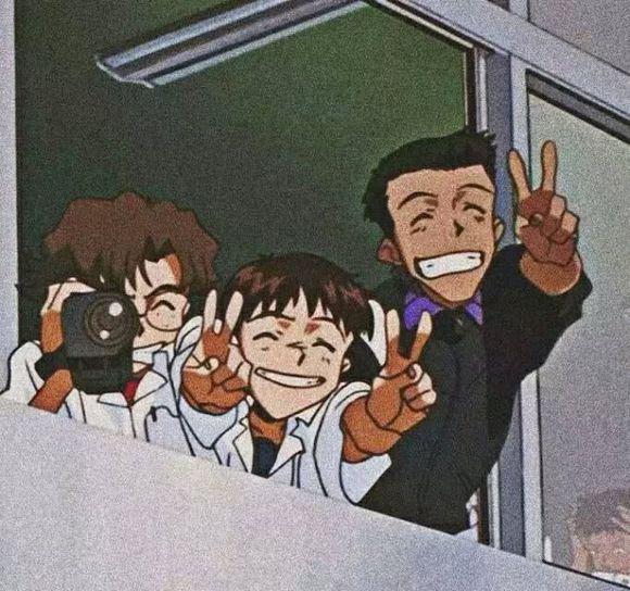 她镀银的脸上露出温柔的微笑