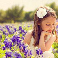 女孩的笑容甜蜜而幸福