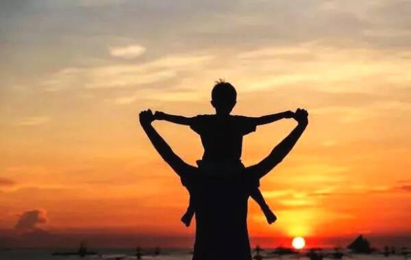 父亲喜欢穿宽鞋走路