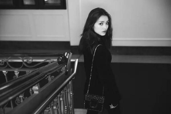 坟墓里的人们可以自由看到坟墓