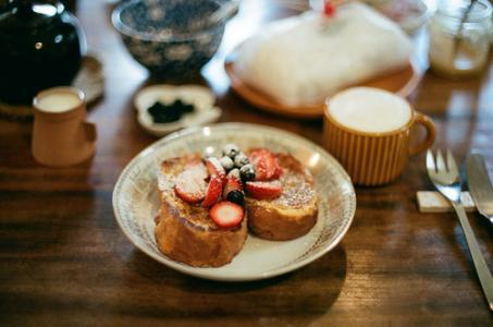 与朋友分享吃饭的快乐