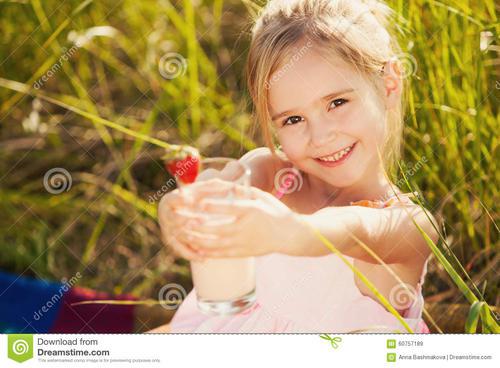 请享受由编辑组织的有关儿童开心饮食的句子