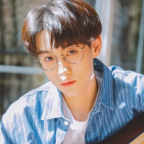 编辑编了一些有关这个男孩有多幸福的句子