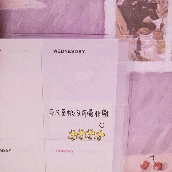 月亮从树林的边缘升起