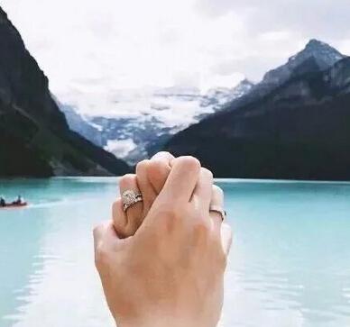 你在人群中茫然无措