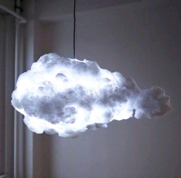 月亮从树林的边缘升起