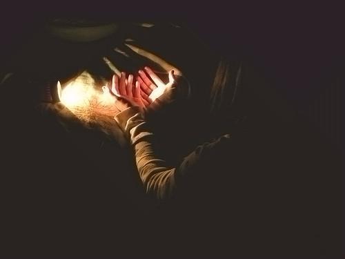 凄凉的夜晚无法掩盖你的虚伪