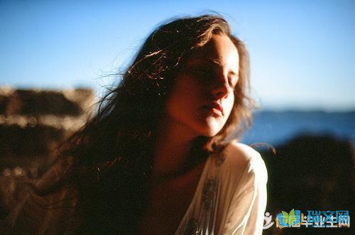 人的失眠主要伴随着强烈的负面情绪