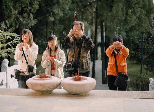 您说到寺庙去烧香和拜佛时怎么说