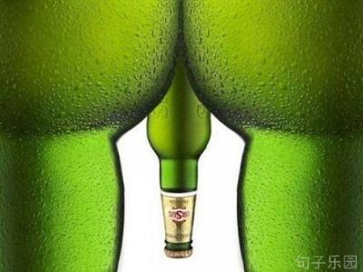 一位奶农雇了一群大学生喝牛奶