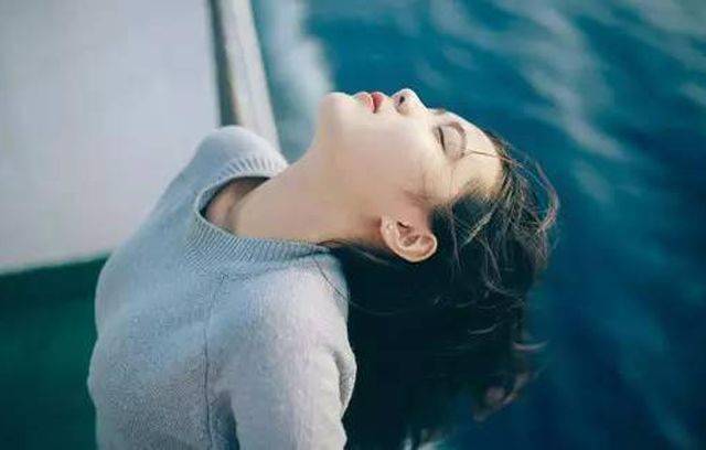 23.一旦人们的内心变得复杂，感情就不再简单。我喜欢自己一个人疲倦，我必须整天考虑一下。也许太情绪化的人终究不会过上更好的生活，而您将在几分钟之内被摧毁。