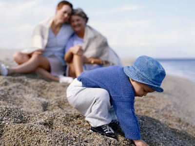 71.女孩Chun来到郊区，呼吸着神仙的空气，入睡了一个冬天。草从地面上戳出绿色的头。她伸出手，揉了揉昏昏欲睡的眼睛，好奇地看着这个明亮的世界。 。可爱又可爱的燕子来自南方，穿着黑色和闪亮的羽毛，有一对剪刀状的尾巴，倾斜地在空中飞舞，或者在屋檐里唱歌，“ Chi骨，鸡骨-”似乎告诉我们春小姐在这里。河边的一些垂柳垂下了鹅黄色的嫩芽。长长的树枝垂下来，有些伸入水中。风一吹，水面就会有轻微的涟漪。几只顽皮的小鸭从巢里飞到河里，来到河里时，他们张开翅膀，一个个地跳进河里。他们游来游去，不停地嘶嘶作响。