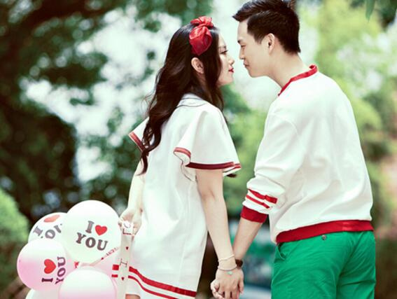 30.如果生命是一条船,爱情是一桨,如果生命是纸,爱情是一支笔,如果生命是鱼,爱情是水,如果生命是面条,爱情是豆沙,生命爱情是一对,缠绵和编织美丽的诗歌。