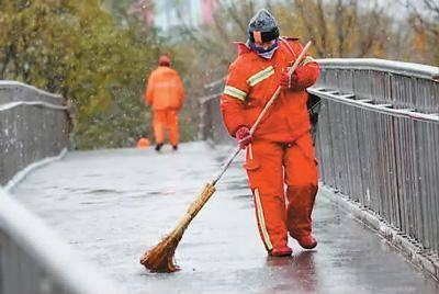 12.每当卫曦第一次出现时，当我们还在睡觉时，您就已经在工作。