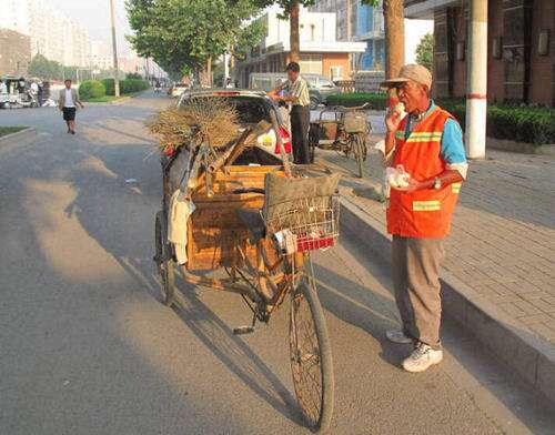 10.您会花费大量的汗水和努力来挥动笨拙的扫帚，为校园营造整洁的外观和整洁的衣服。默默无闻，无私奉献的生活可能并不引人注目，但是一旦您失踪，我们的生活环境将变得如此混乱。