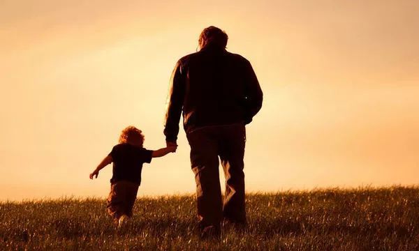 10.有时候我梦见你。我们小时候穿过小巷。我坐在车里吃着曲折。你推我,and着干bun头。总是回想小时和分钟,并意识到自己不再在身边。