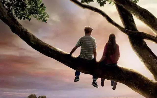 4.郊区很远。除了阳光，天空还是秋天的天空，比春天和夏天纯净得多。远处的群山在阳光下非常晴朗。这个场景让我想起了海子的诗《八月走了，山清了，河平又起伏。只有那时我才看到天空，天空比过去高。”是的，“天空比过去高。过去”，此时的天空确实比过去高。许多。