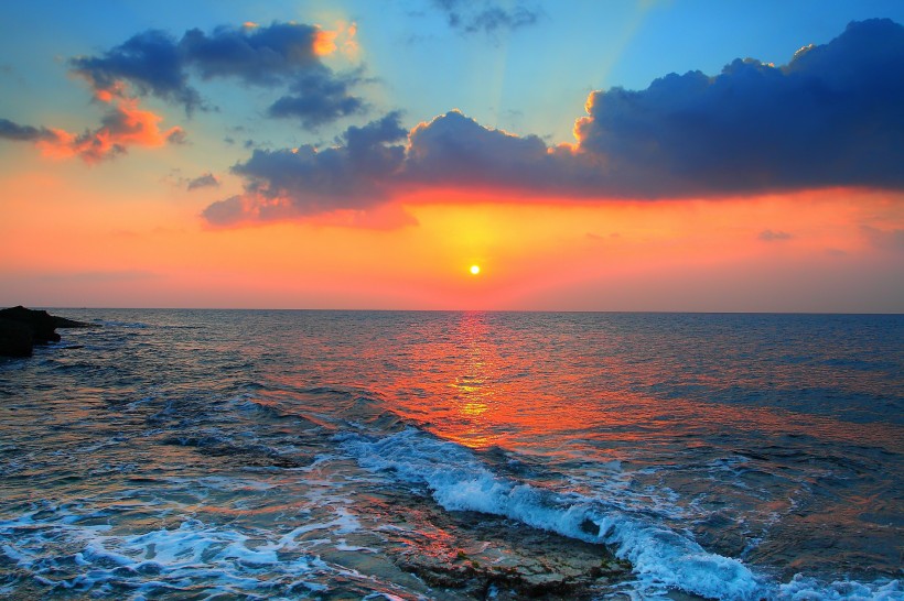 10.清明节有雨。不要为自己伤心；在心中想念你的亲人，不要让悲伤打扰你的生活；致以最良好的祝愿并照顾您的健康；保持乐观的态度，您的未来生活将会更加精彩。清明节气与健康