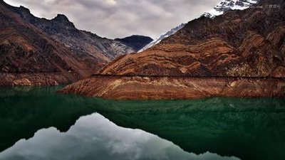 9.繁忙是生命，酸甜是生活，长期的友谊是友谊，健康是身体，每时每刻都在关怀，滴答滴答是短信，每个字都是祝福。世界问候日，祝您幸福和心情愉快！