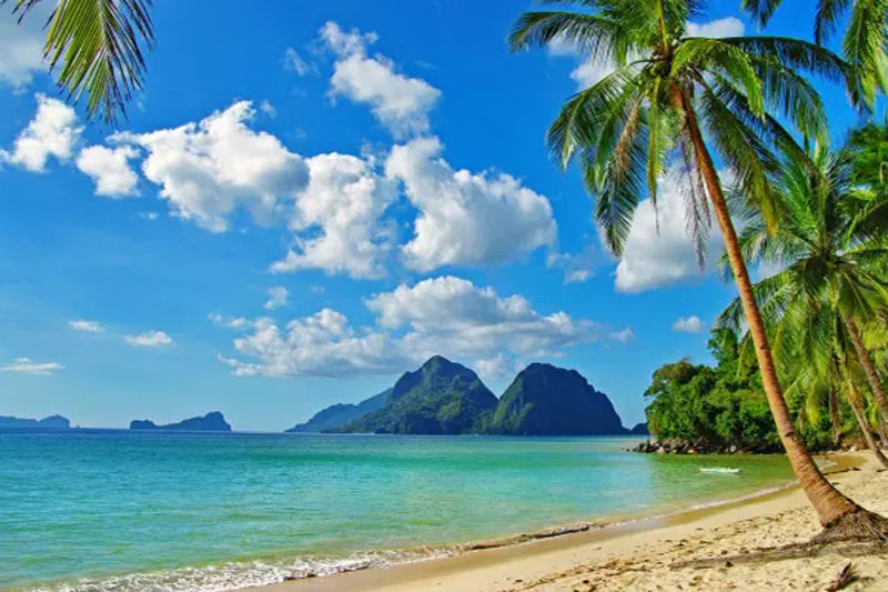 9.我告诉太阳每天都在你身上撒下快乐的阳光，我告诉月亮每天都给你一个甜蜜的梦，并祝你一切顺利！