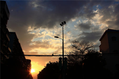 11.上帝给了E另一个窗口,但他只是让E凝视着外面的眼泪。