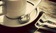 人有两只眼睛，是平行的