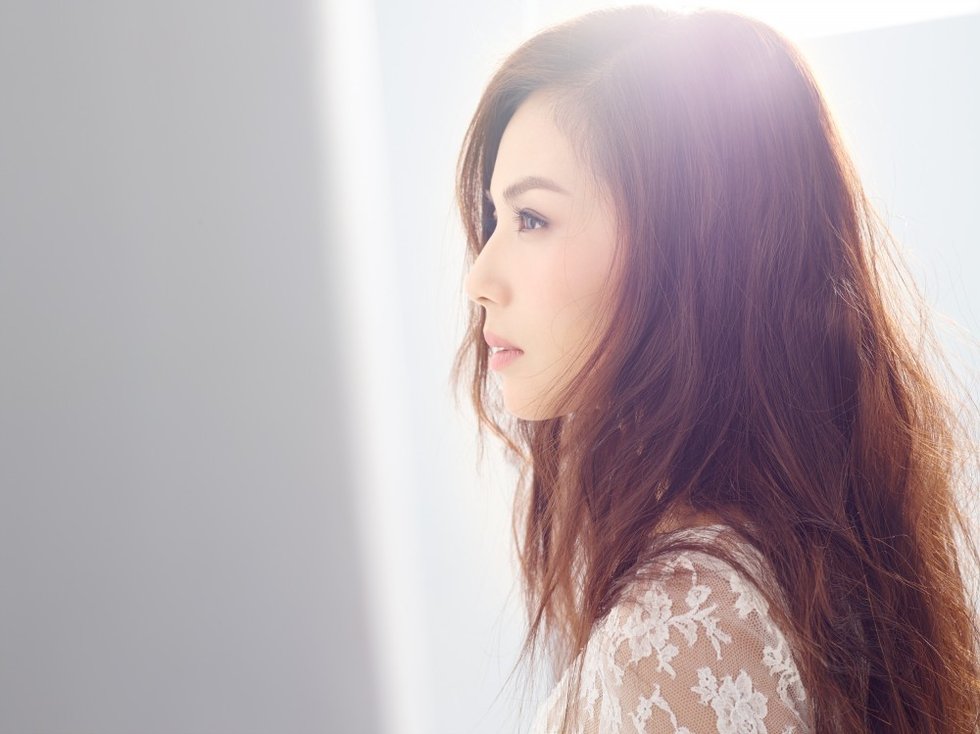 21.渐渐地，我了解到，女人最值得炫耀的不是她的身材和外表，而是体贴，博学的内心。不管女人的生活经验和背景如何优越，这都不是自负的资本。你知道，每个人都有自尊心，并且有底线。