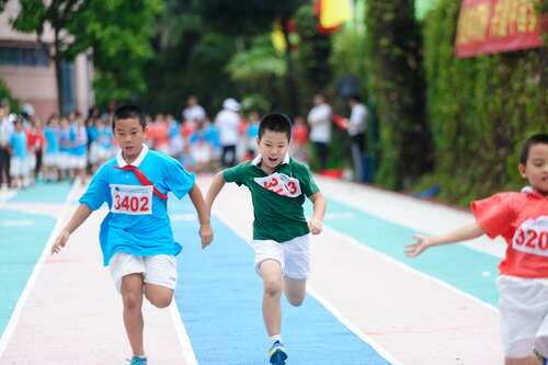 13.（班级名称）绝非普通，坚定和大胆，显示出举止端庄。