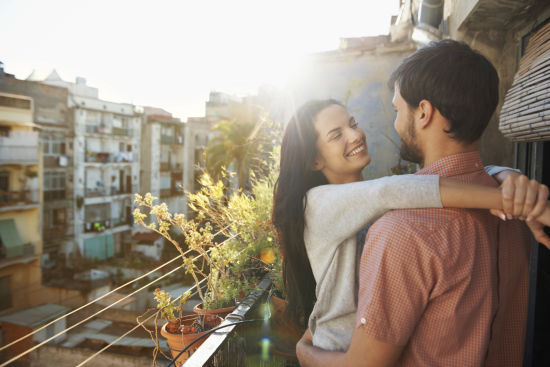 20.真正的爱是将时间留给最爱你的人，给你的爱最温暖的心，给爱你的人一种安全感，让爱一直保持新鲜，并微笑当你想念你时。