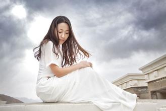 30.最真实的爱是,当您回望彼此时,您仍然是朋友,而不是还未离开时,您就会用敏锐的话语划伤对方的心。