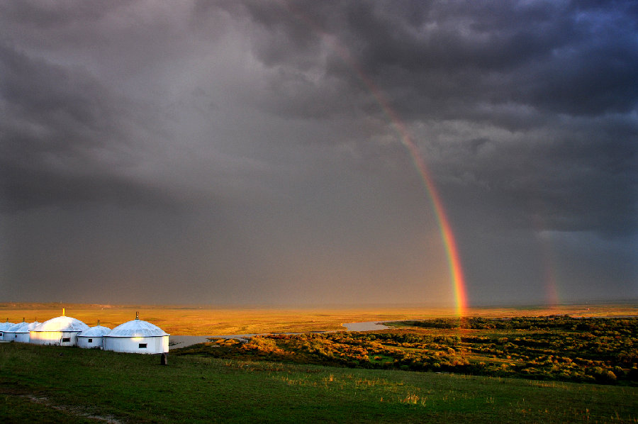 15.童年是从未描述过的白皮书。您可以做任何您想做的事情，在您的心中画出彩虹，并画出您的理想。童年是一个幻想世界，以为我可以像鸟一样在天空中自由飞翔，以为我可以像鱼一样在海中穿梭；认为我长大后可以做一个有钱的人