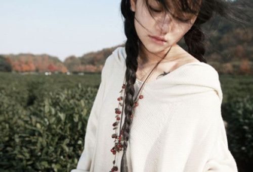 9.有时候,一点点的情感会被无限放大,然后会变得更加悲伤,这主要是因为没有人可以告诉,也没有方法可以告诉。好吧,最好是忙碌。