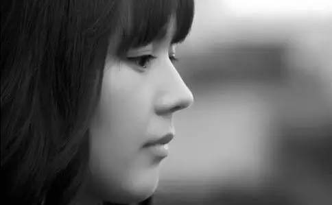 11.情绪低落就像黑暗中的一条小巷，无头的苍蝇，就像一艘在海洋中漂流的船。没有光明，没有方向，所以我必须在适当的地方生活或死亡。努力奋斗。