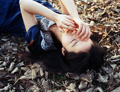 9.想要陪伴您的人可以等待更长的时间。不想陪你的人不想呆一会儿。生命如此短暂。不要因为您的喜爱而浪费时间。你的心好小。不要为不值得的人投入情绪。