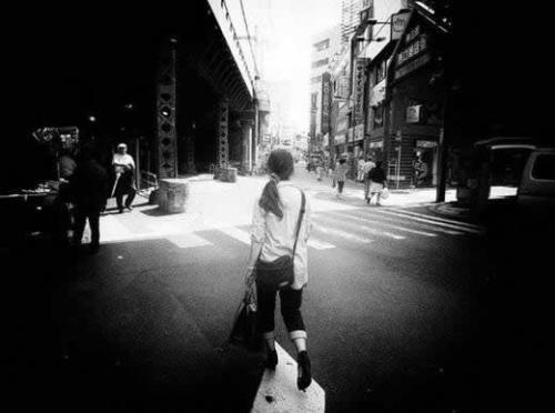 9.过了一会儿,她开始再次哭泣,并再次试图用双手掩盖他的痛苦,不时的bb泣变成持续的低声哭泣,他的眼睛紧闭,拳头被牙齿咬伤。我想尽力停止抽泣。