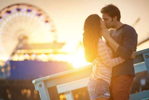 15.承诺给您买一盒最美味的蛋糕,放在圆桌旁,为您点燃二十四根蜡烛,让所有的爱燃烧成心形,您如愿以偿,我会温柔地亲吻您,亲你,告诉你:生日快乐,亲爱的,我爱你!